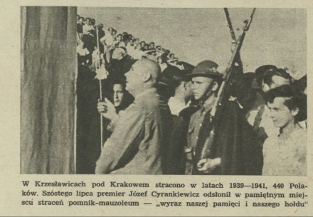 Józef Cyrankiewicz odsłania w miejscu straceń pomnik
