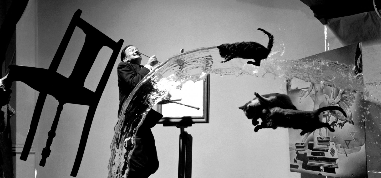 Данная фотография сделана. Dalí Atomicus, Филипп Халсман. Philippe Halsman -Salvador Dali. Альфред Хичкок и Сальвадор дали. Филипп Халсман сюрреализм.