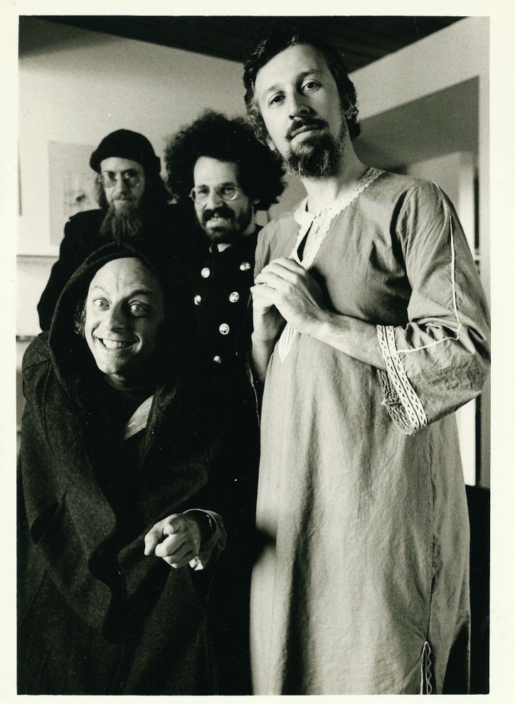 Część Fundamental Fysiks Group. Od prawej: Jack Safratti, Saul-Paul Sirag, Nick Herbert i Fred Alan Wolf (w kapturze).