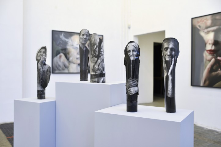 Zdjęcia z wystawy „Głowa, skóra, twarz” w Galerii Raster