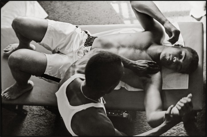 Gordon Parks, Masażysta pracuje nad bicepsem Muhammada Alego, Miami, Florida, 1966/ Dzięki uprzejmości The Gordon Parks Foundation