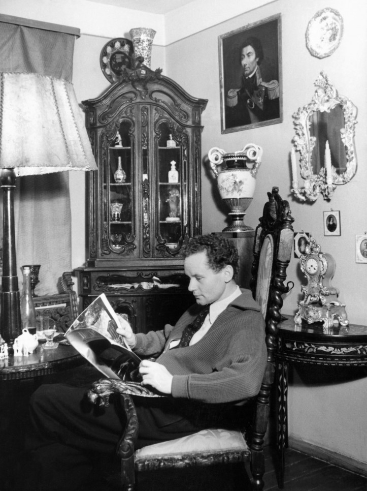 Henryk Tomaszewski w swoim mieszkaniu (1956)/ fot. Stefan Arczyński