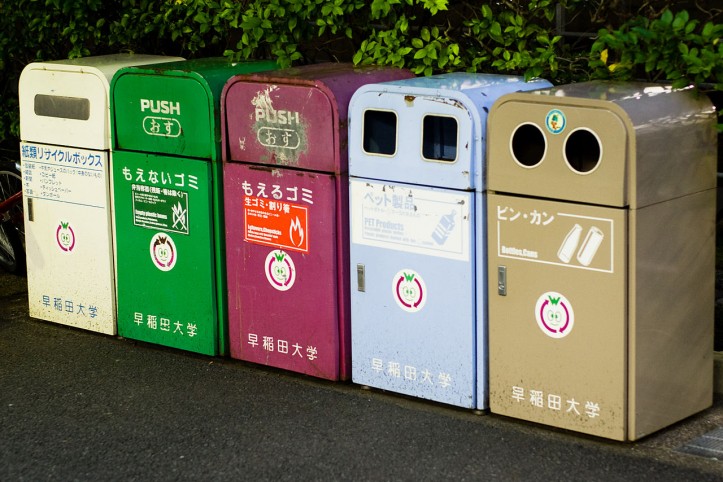 fot. Jorge Hernandez Valinani (Wikimedia Commons)/ Pojemniki na posegregowane odpady na przedmieściach Wasedy w Japonii, 2008 r.