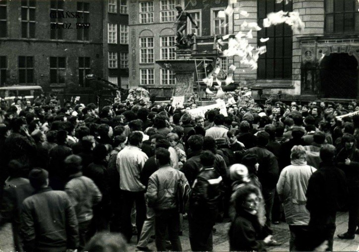 24 lutego 1989, początek pierwszej z cotygodniowych manifestacji anty-żarnowieckich na Długim Targu w Gdańsku, fot. ze zbiorów Janusza Waluszki