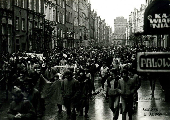 17 marca 1989, Gdańsk, ul. Długa, kolejna cotygodniowa manifestacja przeciw budowie Elektrowni Jądrowej Żarnowiec, fot. ze zbiorów Janusza Waluszki