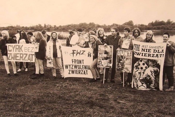 Pikieta przeciwko wykorzystywaniu zwierząt w Cyrku, Grudziądz 1993, fot. Piotr Bilski / archiwum FWZ, dzięki uprzejmości Dariusza Paczkowskiego