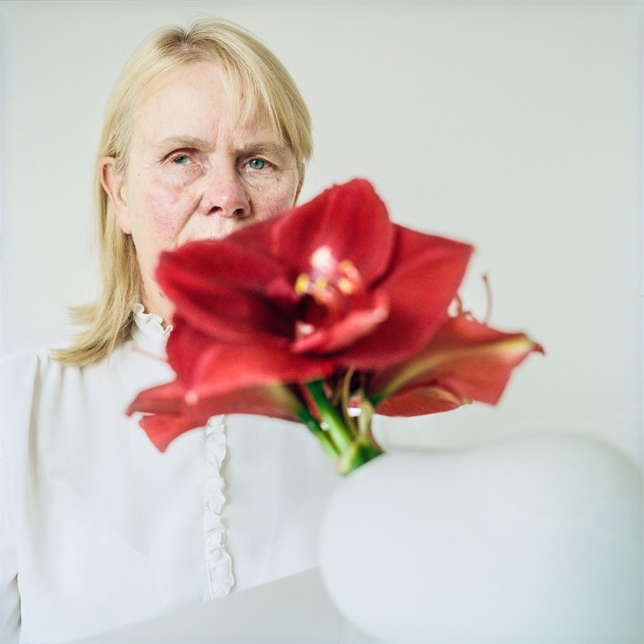 Kobieta, amarylis i otoczak/ fot. Urszula Kluz-Knopek