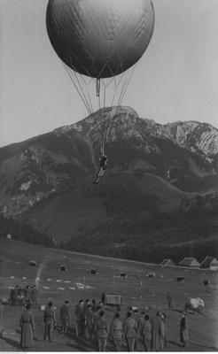 Przygotowania w Dolinie Chochołowskiej do lotu do stratosfery balonem „Gwiazda Polski” (1938) zbiory NAC