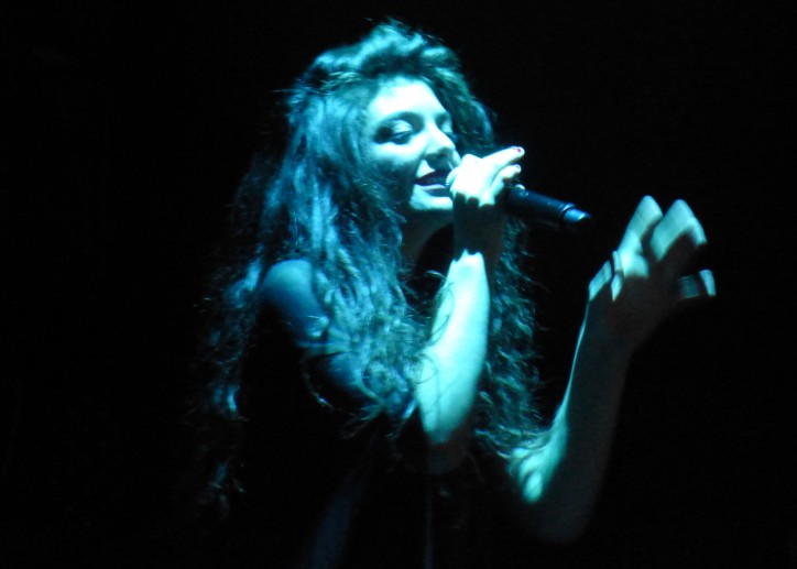 Lorde podczas koncertu w Detroit w 2014 r./ Wikiemedia Commons