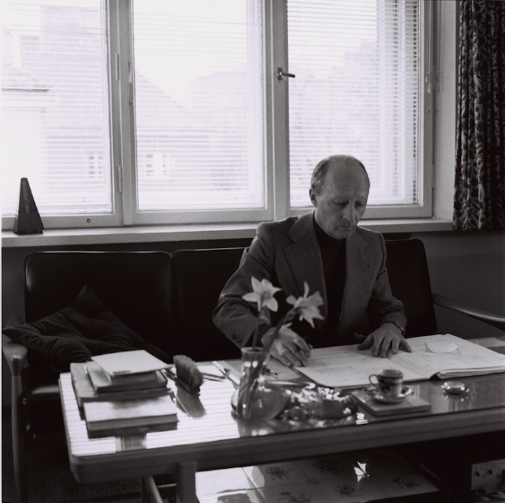 Witold Lutosławski podczas pracy fot. Jan Styczyński / Towarzystwo im. Witolda Lutosławskiego