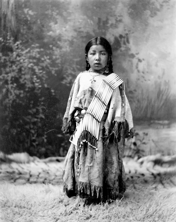 Mała Indianka z plemienia Siuksów Dakota, 1899 r. (Wikimedia Commons)