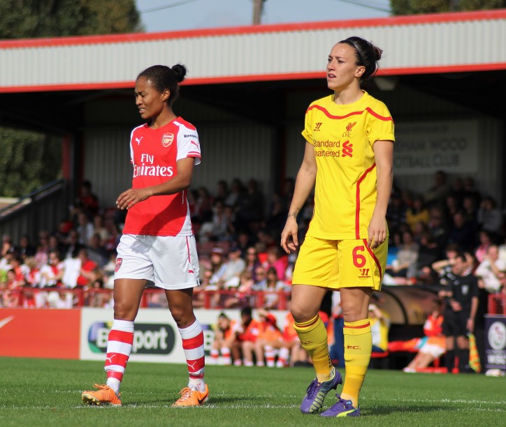 Lucy Bronze (z prawej)/ fot. joshjdss (Wikimedia Commons)
