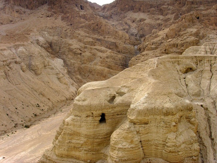 Jaskinia nr 4 w Qumran, zdjęcie: Effi Schweizer, zdjęcie w domenie publicznej