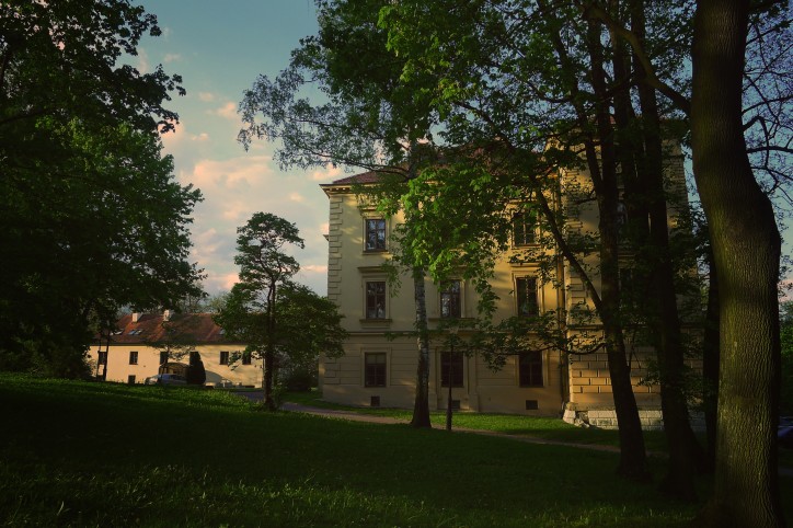 Dom Łaskiego razem z sąsiednią Willą Decjusza toną w bujnej zieleni Parku Decjusza na Woli Justowskiej, zdjęcie: Aleksandra Kozłowska