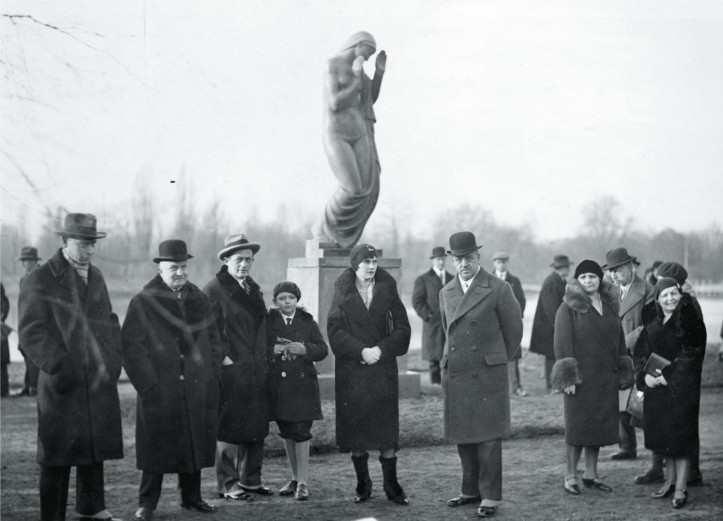 Rzeźba „Rytm” w parku Skaryszewskim – na zdjęciu Henryk Kuna (trzeci od lewej), obok jego syn Marek oraz prezydent Warszawy Zygmunt Słomiński (trzeci od prawej), Warszawa, maj 1935 r.; zdjęcie: NAC