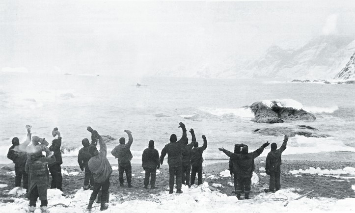 „James Caird” wypływa z Wyspy Słoniowej; zdjęcie: Frank Hurley