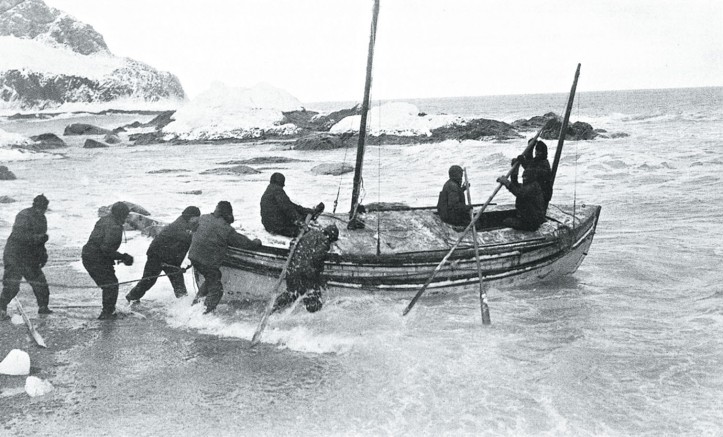 Wodowanie przebudowanego „Cairda” przed wyprawą po ratunek; zdjęcie: Frank Hurley