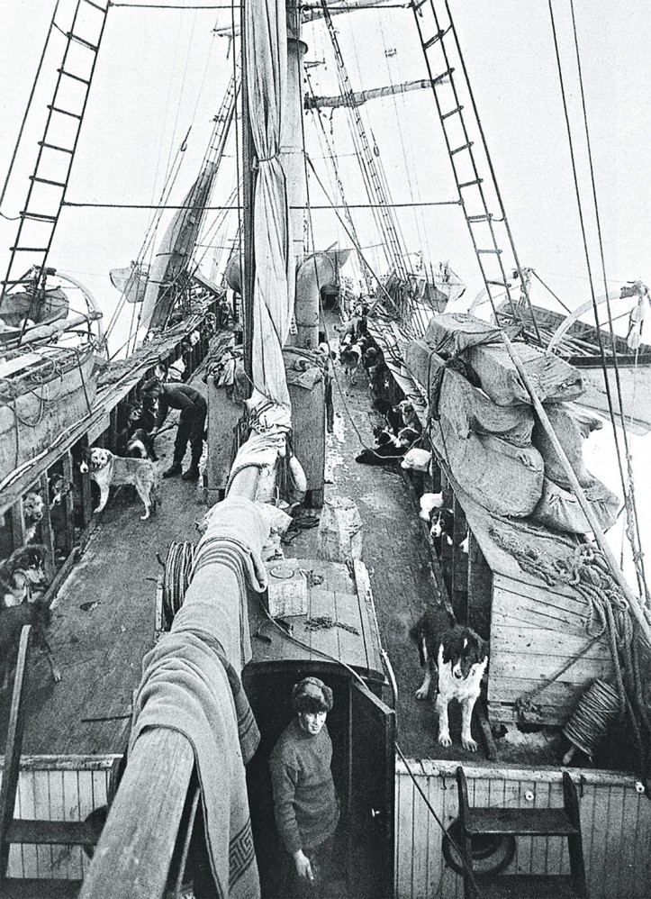 Górny pokład „Endurance” podczas podróży w stronę Antarktydy; zdjęcie: Frank Hurley