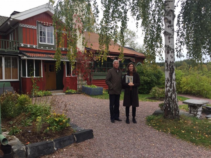 Marek Gosenius and Agnieszka Drotkiewicz in front of the house of Carl and Karin Larsson in Sundborn. Photo by Inger Gosenius