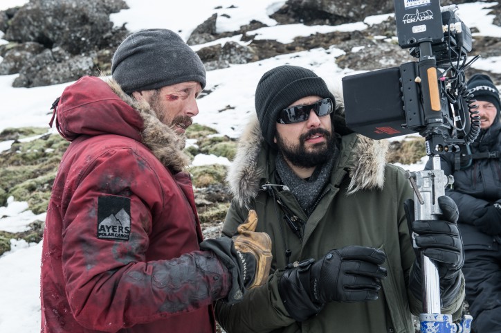 Mads Mikkelsen i Joe Penna na planie „Arktyki”, zdjęcie: materiały promocyjne