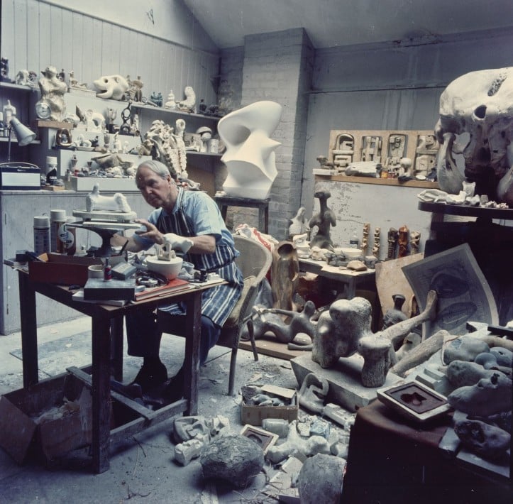 Henry Moore w pracowni Maquette Studio w 1968 r., © Henry Moore Foundation, zdjęcie: John Hedgecoe