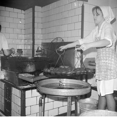 Cukiernia Blikle w Warszawie – smażenie pączków, autor: Grażyna Rutowska, 1978 r. / zbiory Narodowego Archiwum Cyfrowego (sygn. 40-3-32-2)