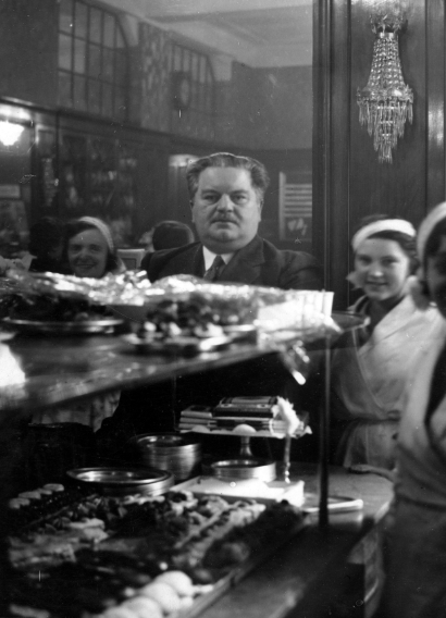 Karol Wilcherm Albrecht we wnętrzu swojej kawiarni „Mała Ziemiańska” - fotografia sytuacyjna, 1918 r.–1939 r. / zbiory Narodowego Archiwum Cyfrowego (sygn. 1-G-3) 