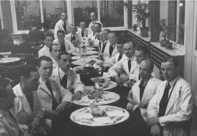 Strajkujący kelnerzy w cukierni Lardellego w Alejach Jerozolimskich, 1936 r. / zbiory Narodowego Archiwum Cyfrowego (sygn. 1-P-2768-3)