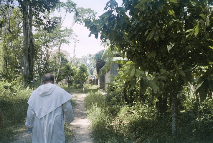 Ojciec Pablo chodzi szybko, pokrzykując do siebie i świata „Z duchem! Z duchem!”, zdjęcie: Paulina Wilk