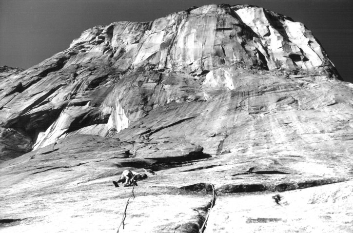 Wejście na El Cap droga nazwaną Salathé Wall zajęło wspinaczom 9 i pół dnia. Pierwszego wejścia dokonali Robbins, Pratt i Frost w październiku 1961 r., zdjęcie: Tom Frost (CC BY 3.0)  