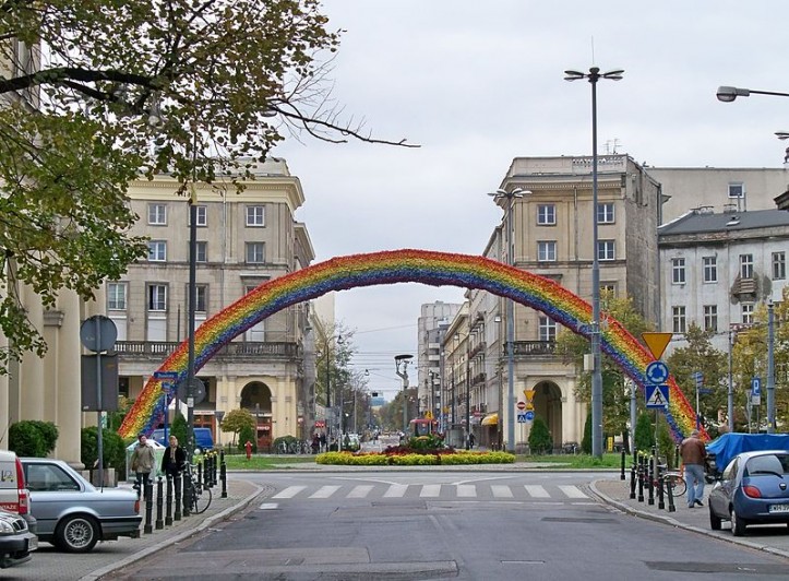 instalacja „Tęcza” Julity Wójcik na Placu Zbawiciela w Warszawie, 2012 r./Wikimedia Commons (CC BY-SA 4.0)
