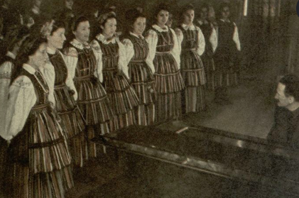 Zespół Pieśni i Tańca „Mazowsze” z Tadeuszem Sygietyńskim, zdjęcie: Roman Burzyński,  archiwum, nr 309/1951