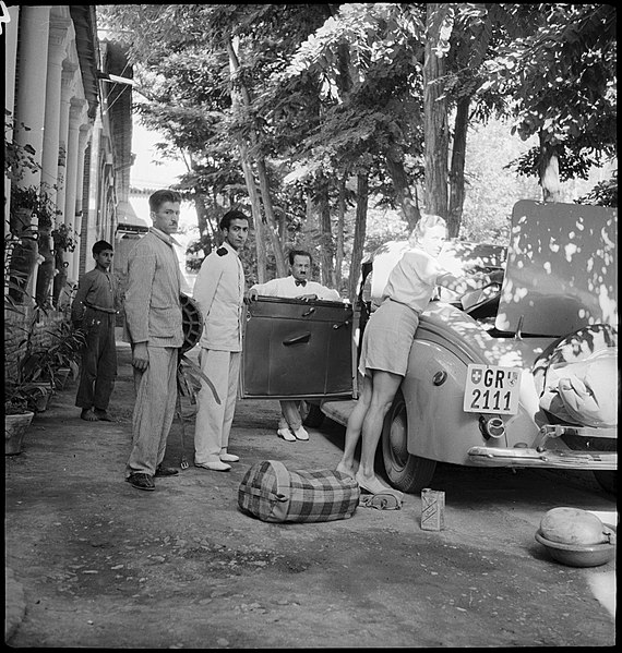 Iran, Meshed (Meszhed): Konsulat Brytyjski; Ella Maillart ładuje rzeczy do samochodu, 1939-1940 r., zdjęcie: Annemarie Schwarzenbach/SLA