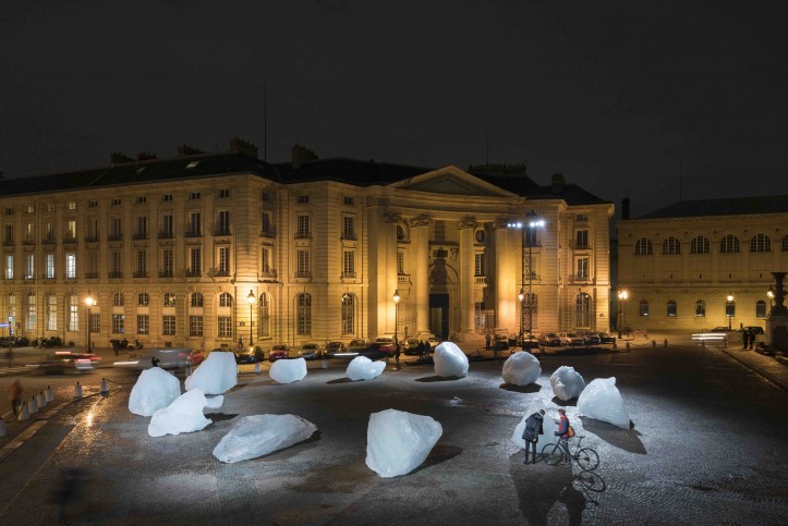„Ice Watch”, 2014, 12 bloków lodowych, Place du Panthéon w Paryżu, 2015; zdjęcie: Martin Argyroglo © Olafur Eliasson