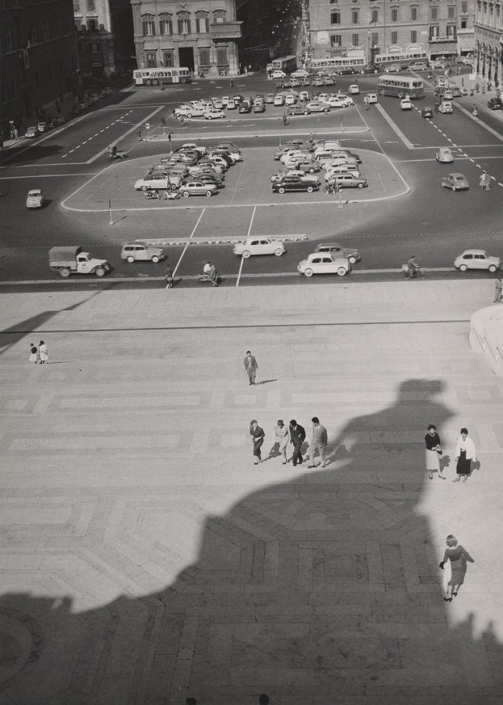 Tadeusz Sumiński, Piazza Venezia, Rzym, 1957 r. © Tad Boniecki/Fundacja Archeologia Fotografii/materiały prasowe
