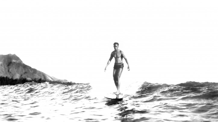 Prawdopodobnie Duke Kahanamoku, Waikiki Beach, Honolulu, Hawaje, 1929 r.; zdjęcie: Underwood Archives/Getty Images