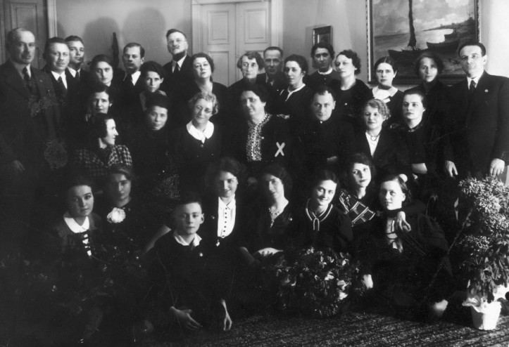 Grupa współpracowników laboratorium „Świt” na czele z dr Julią Świtalską (oznaczona krzyżykiem), 1939r. ; zdjęcie: Malarski Jan, ze zbiorów NAC