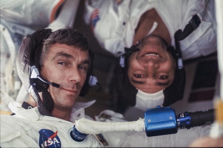 Gene Cernan i Ron Evans (do góry nogami) podczas misji Apollo 17, 7‒19.12.1972, fot. Harrison “Jack” Schmitt 