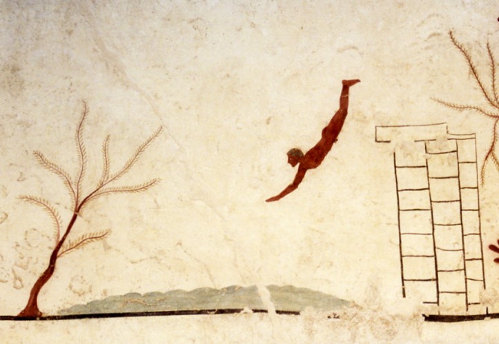 „Nurek z Paestum” z tzw. grobowca nurka, Paestum, Włochy, 480-470 p.n.e. (fragment). Źródło: Wikimedia Commons