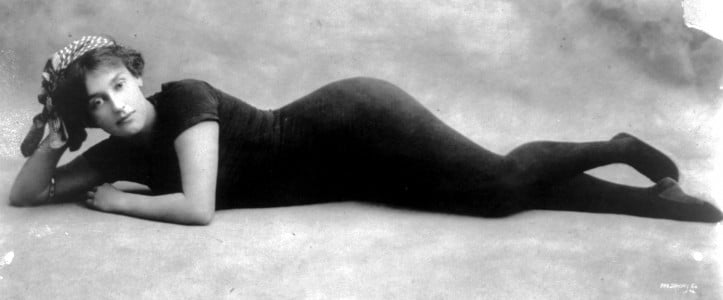 Anette Kellerman w zaprojektowanym przez siebie jednoczęściowym, obcisłym kostiumie. Źródło: Biblioteka Kongresu/domena publiczna