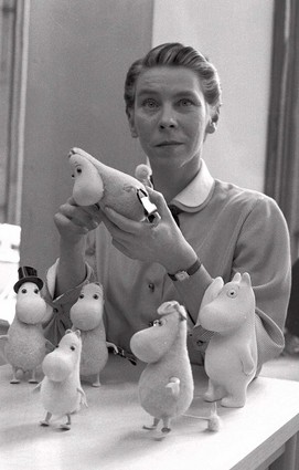 Tove Jansson z lalkami Muminków autorstwa Atelier Fauni; 1956 r. zdjęcie: Reino Loppinen/Wikimedia Commons; domena publiczna