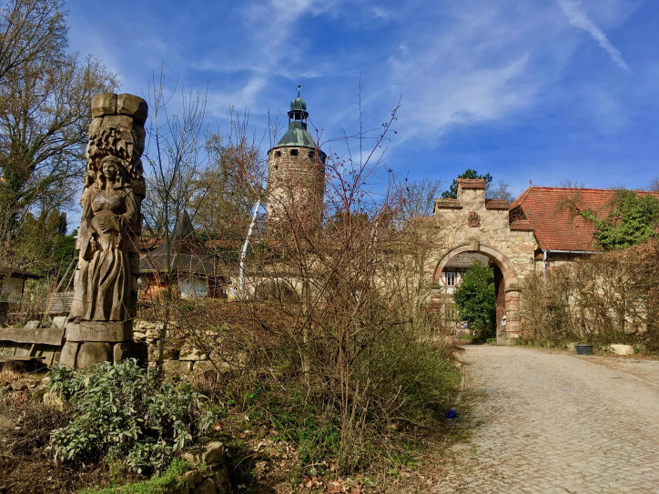 Brama wjazdowa do Zamku w ekowiosce Schloss Tonndorf, Niemcy; zdjęcie: Marcin Krassowski
