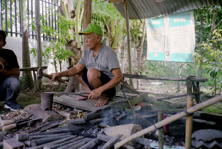 The last blacksmith in Châu Đốc, using steel obtained from unexploded shells dropped by the Americans during the Vietnam War. Photo by Paulina Wilk