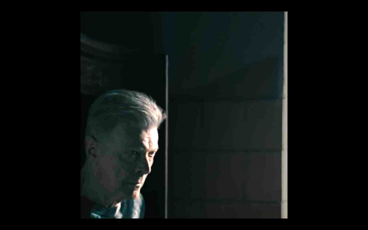 David Bowie w listopadzie 2015 r. w swoim ostatnim teledysku „Lazarus”, nakręconym trzy miesiące przed śmiercią