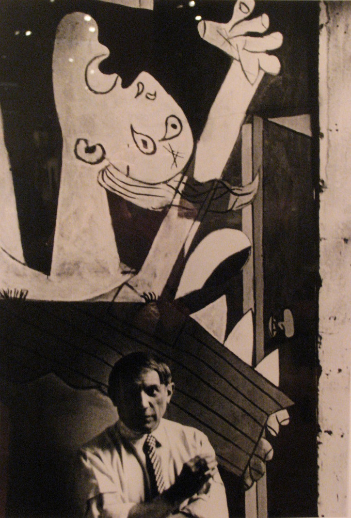 Picasso na tle obrazu „Guernica”, Paryż, 1937 r., zdjęcie: David Seymour (CC BY 2.0)