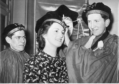 Studentka otrzymuje z rąk przewodniczącego korporacji studentów prawa nakrycie głowy, 1939 r.; źródło: zbiory NAC