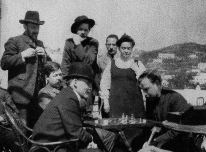 Aleksandr Bogdanow (po prawej) i Włodzimierz Lenin grają w szachy; partię wygra Bogdanow. Za nimi stoi, trzymając się za podbródek Maksym Gorki, Capri 1908 r., Dokumenty XX wieku