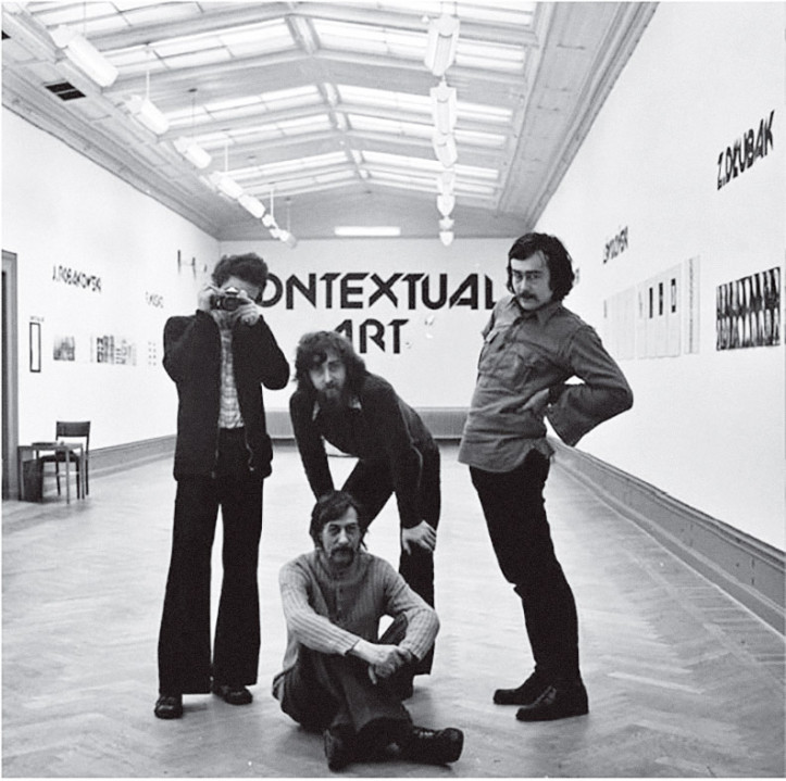 Wystawa Contextual Art Exhibition, Galerie St. Petri w Lund, 1976 r. Siedzi Jan Świdziński; zdjęcie: Romuald Kutera