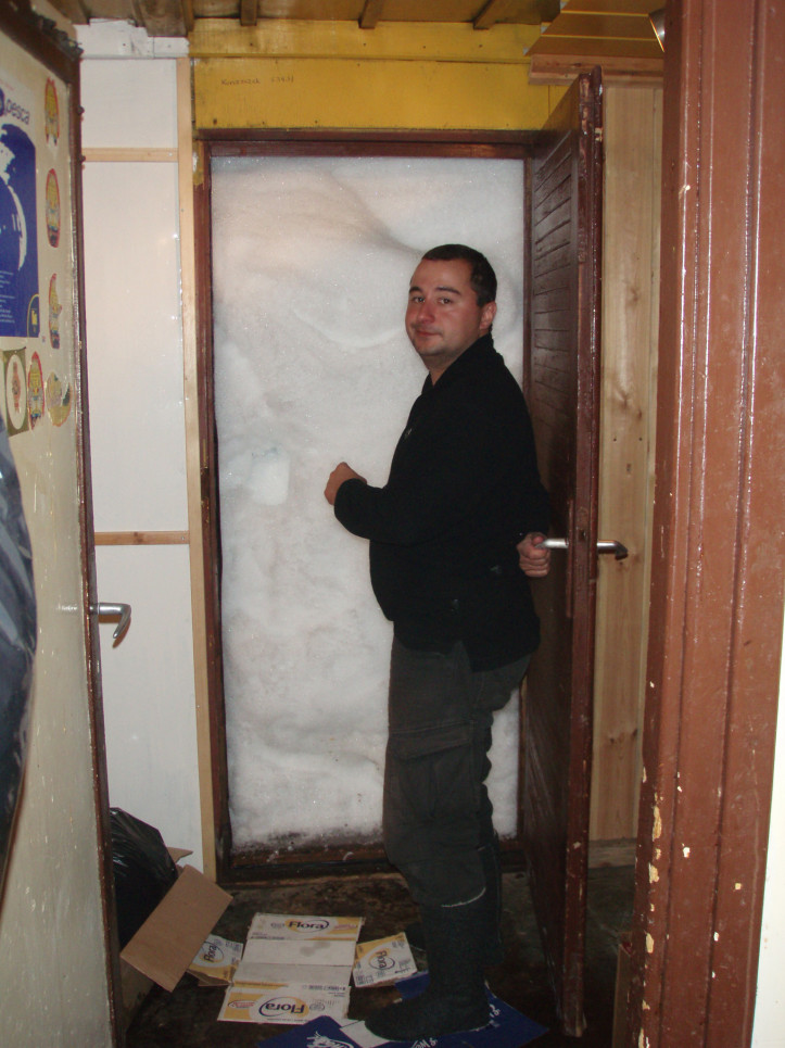Czasem zimą nasza izolacja jest jeszcze bardziej dosłowna. To zdjęcie pokazuje też dlaczego drzwi stacji antarktycznej otwierają się do środka na zewnątrz mogłoby się nie udać. (archiwum prywatne)