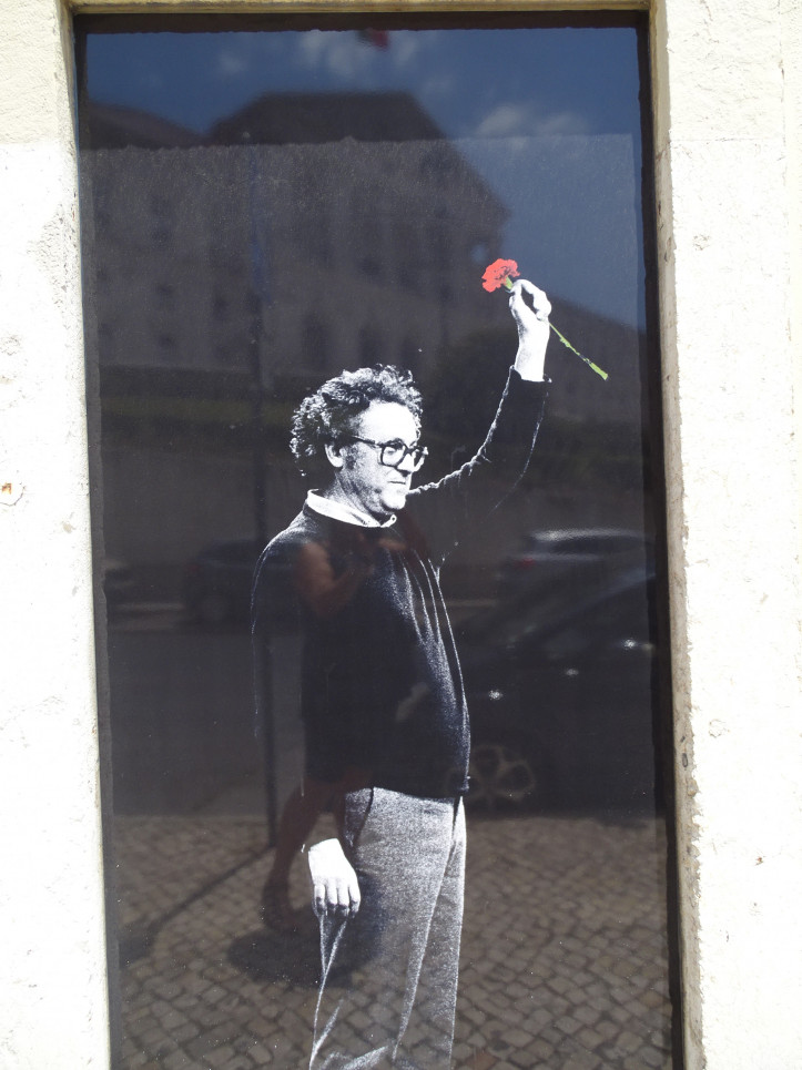 Zeca Afonso – autor hymnu rewolucji goździków „Grândola, Vila Morena” spogląda na ulice z okna stowarzyszenia swojego imienia w Lizbonie/ fot. Maria Dybcio